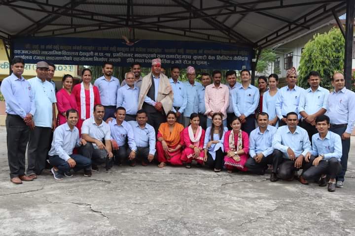 शिक्षक आन्दोलनमा 'भाइरल' भएका न्यौपानेलाई विद्यालयले गर्याे सम्मान