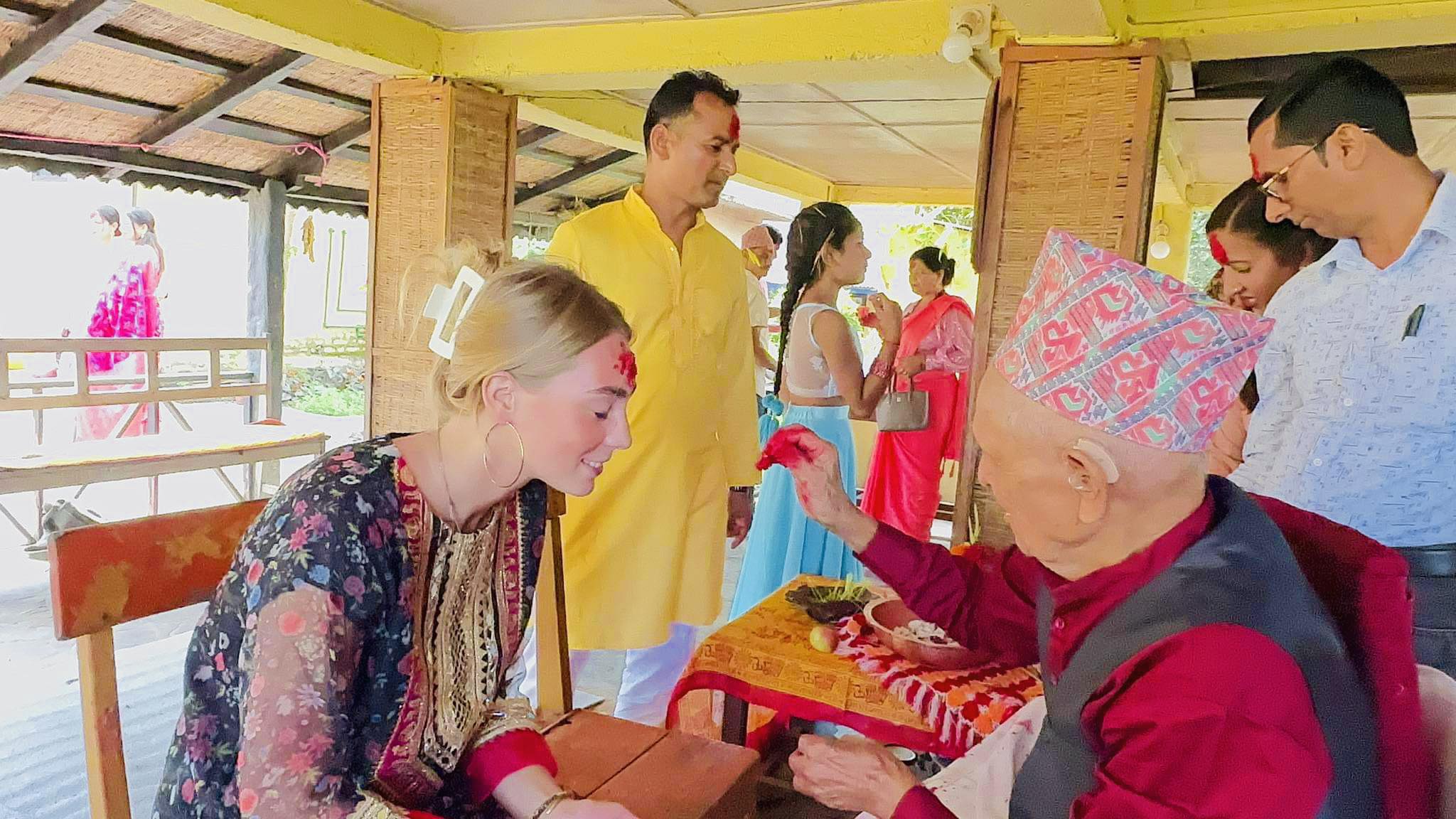 सौराहामा विदेशी पर्यटकले मनाए दसैँ, टीका र जमरा थाप्न पाउँदा दङ्ग