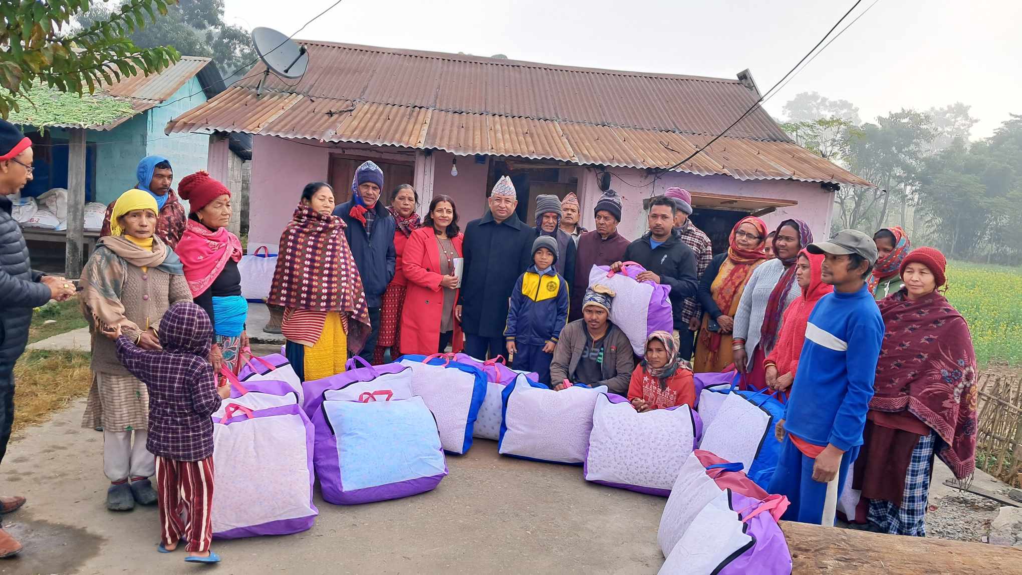 गैँडाकोट १७ मा विपन्न परिवारलाई न्यानो सिरक उपहार