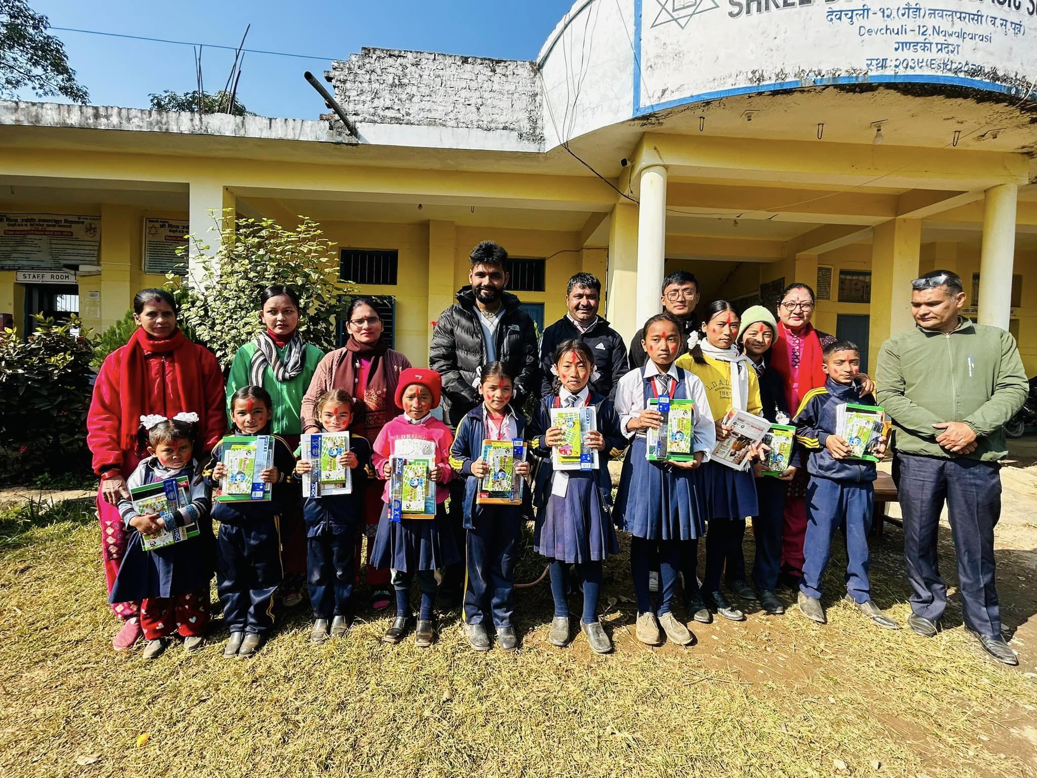 जन्मदिनको अवसरमा दलदलेका व्यवसायी चिरिन्जीवी काफ्लेद्वारा विद्यार्थीलाई स्टेशनरी वितरण