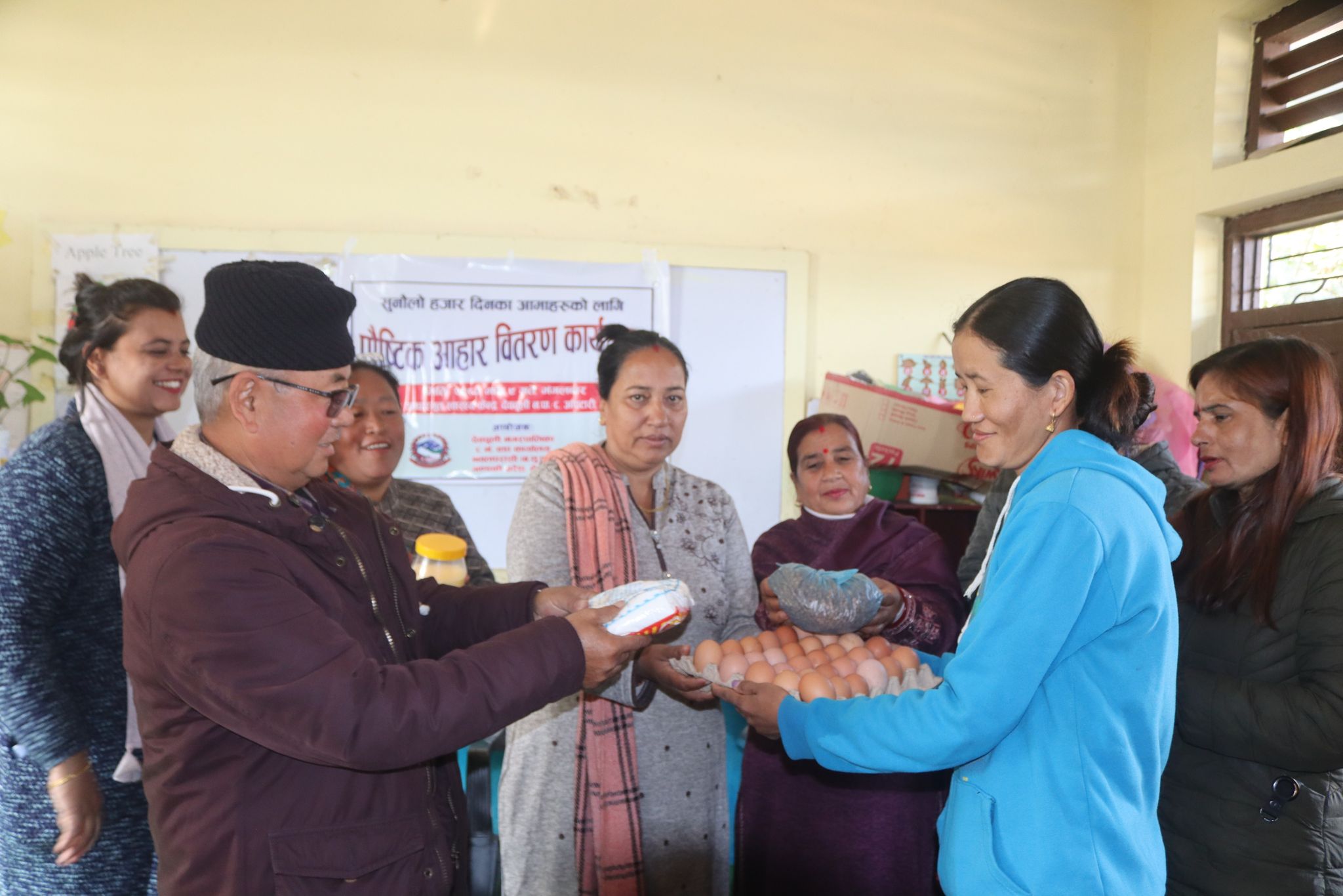 देवचुली ८ का ६५ जना सुनौलो हजार दिनका आमालाई पौष्टिक खानेकुरा वितरण