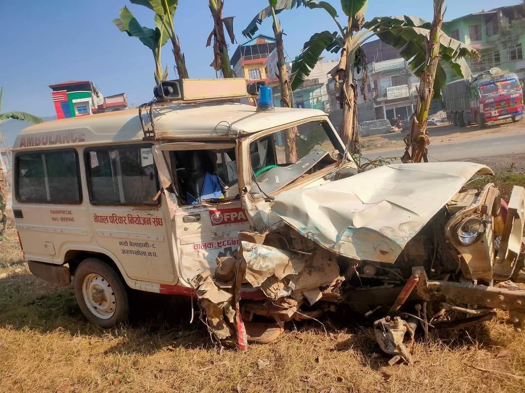 गैंडाकोटमा एम्बुलेन्स दुर्घटना हुँदा चारजना घाइते