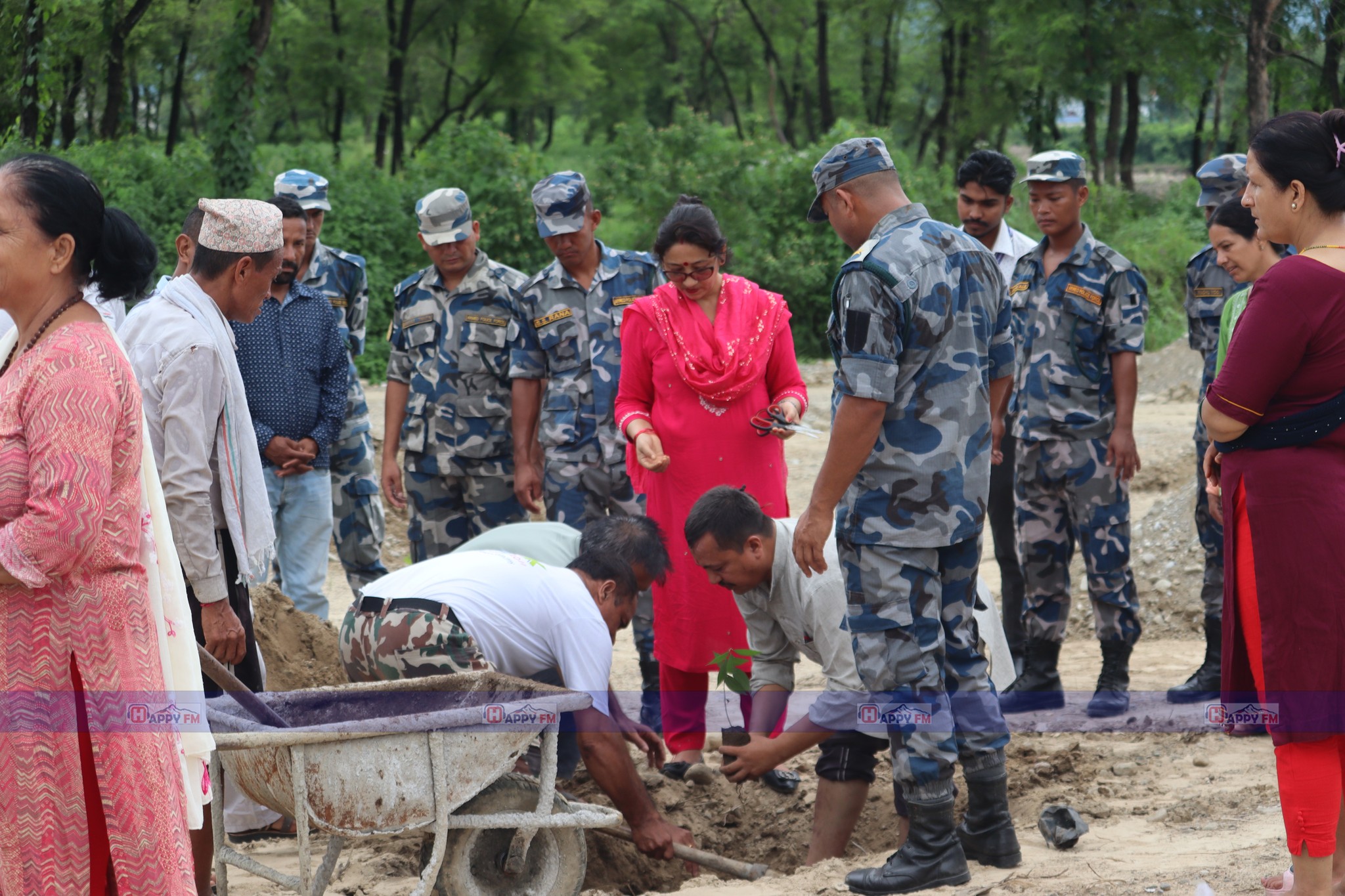 देवचुली १३ को वडा कार्यालय परिसरमा वृक्षारोपण