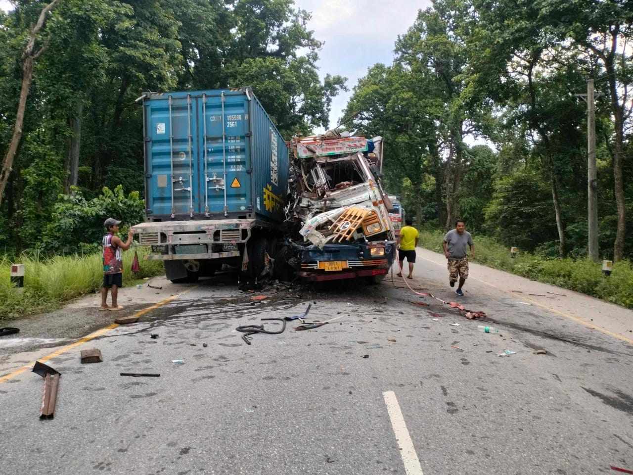 कन्टेनर र ट्रक ठोक्किँदा दुईजनाको मृत्यु