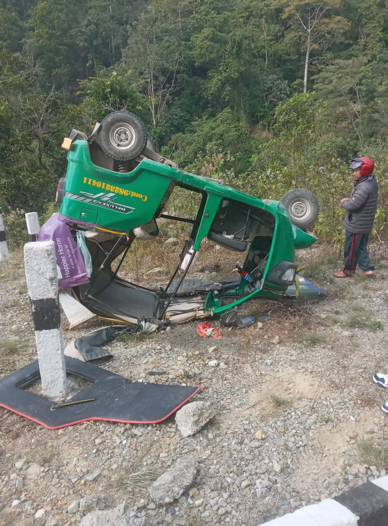  देवचुलीको किर्तिपुर जाने बाटोमा अटो दुर्घटना हुँदा दुईजना घाइते
