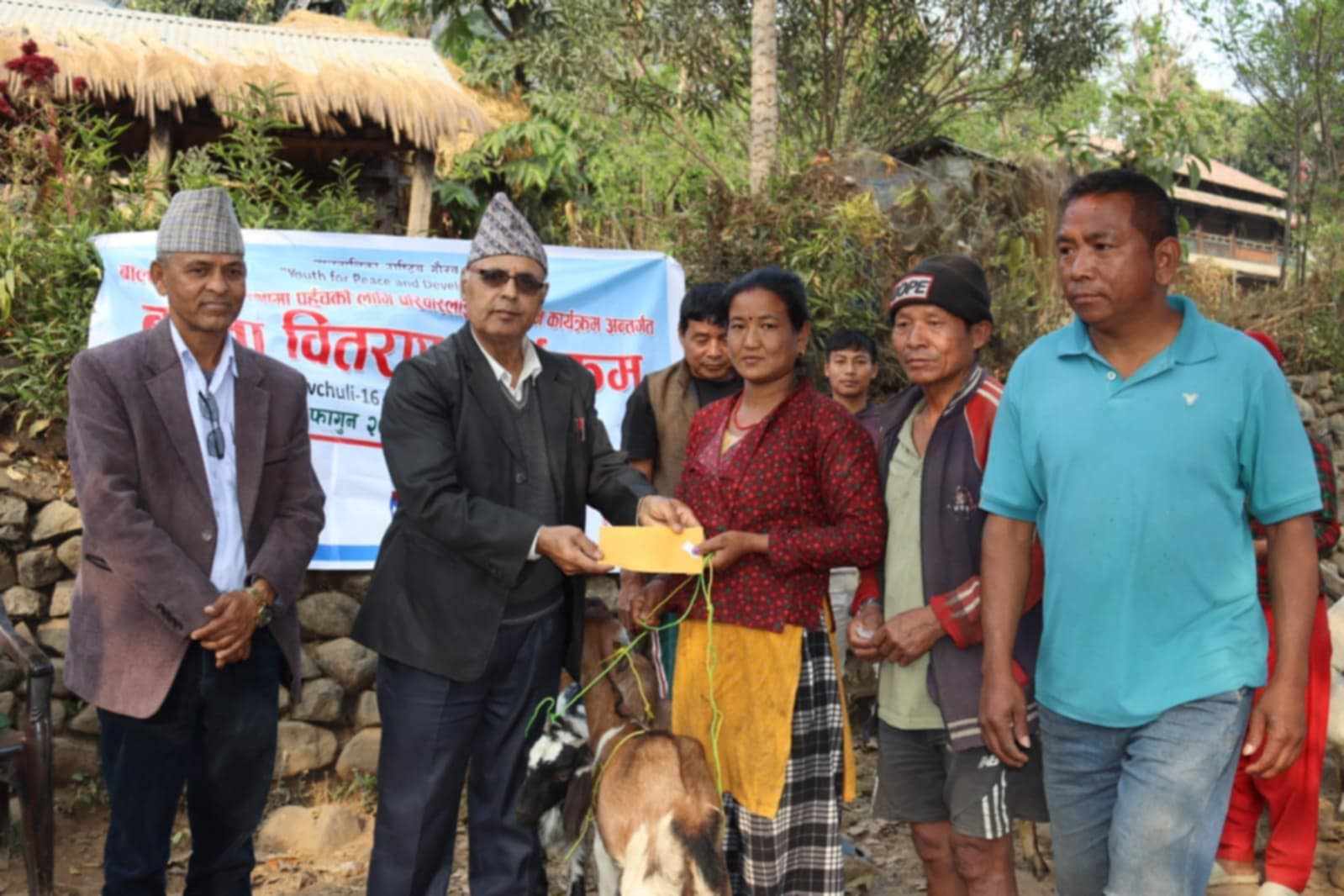 शिक्षाको लागि अभिभावकलाई बाख्रा उपहार