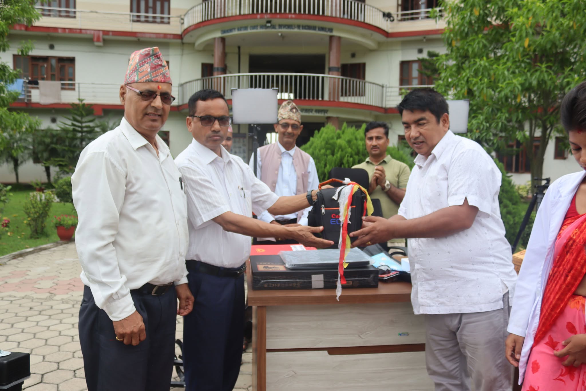 देवचुली नगरपालिकाद्वारा सामुदायिक प्राकृतिक चिकित्सालयलाई सञ्चार सामग्री हस्तान्तरण