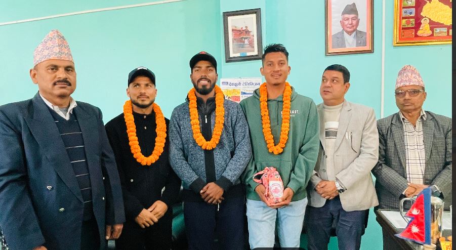 राष्ट्रिय क्रिकेट खेलाडी भीम सार्की देवचुलीमा , रोयल क्रिकेट एकेडेमीमा खेलको अभ्यास गर्ने