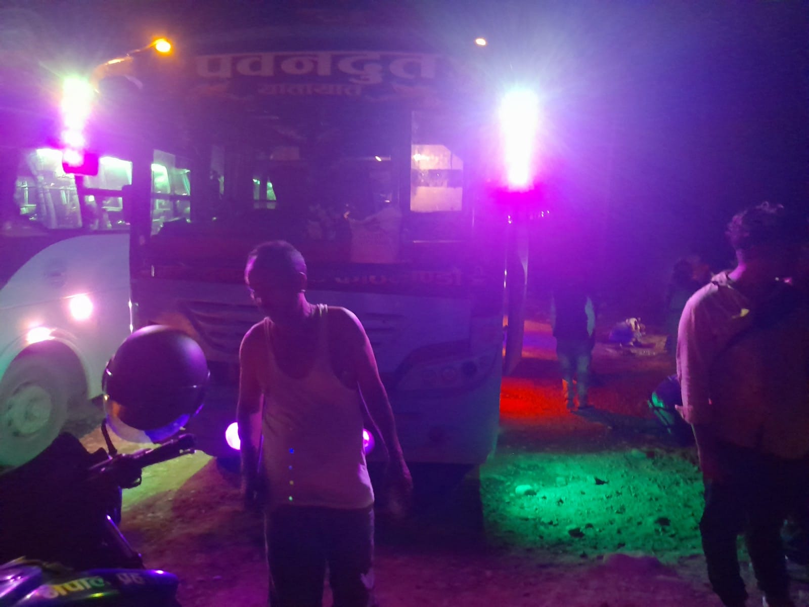 बसको झ्यालबाट हाम फाल्दा २ जना घाइते