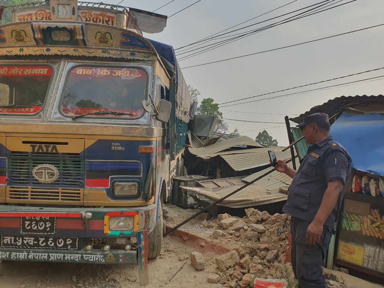 ब्रेक फेल भएको ट्रक होटलमा पस्दा दाउन्नेमा दुई वटा होटलमा क्षति