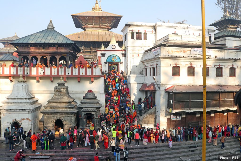 पशुपतिमा दर्शनार्थीको घुइँचो, एकपटकमा १० जनासम्मले दर्शन गर्न सक्ने