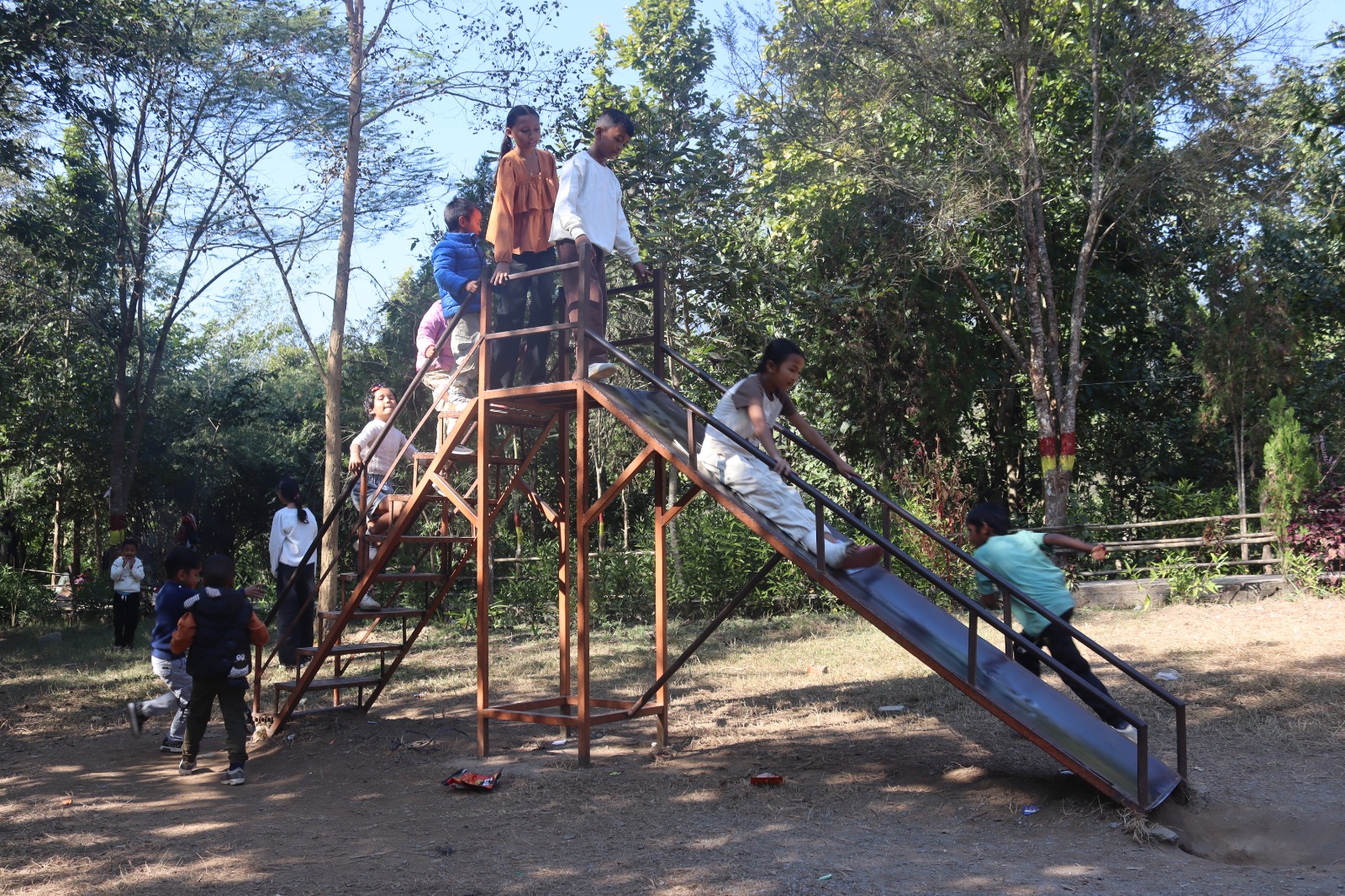 घुमाउरी पिकनिक स्पटमा पिकनिक खान आउनेको घुइँचो