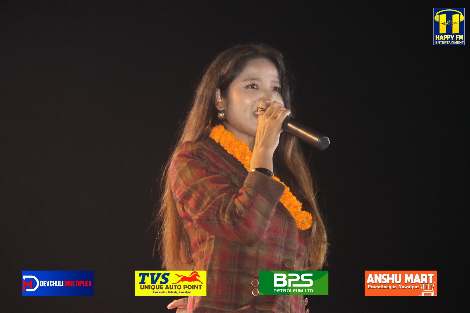 छैटौं देवचुली महोत्सव: अनुले गाइन्, नचाइन् र धुलो उडाइन्