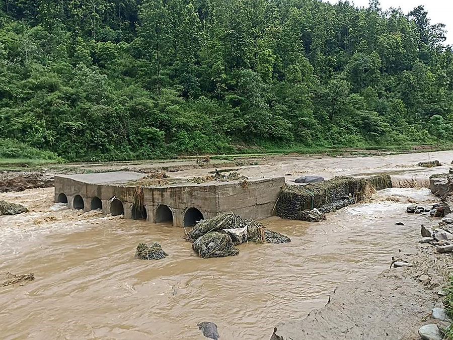 बेनिघाट–आरुघाट सडक अवरुद्ध