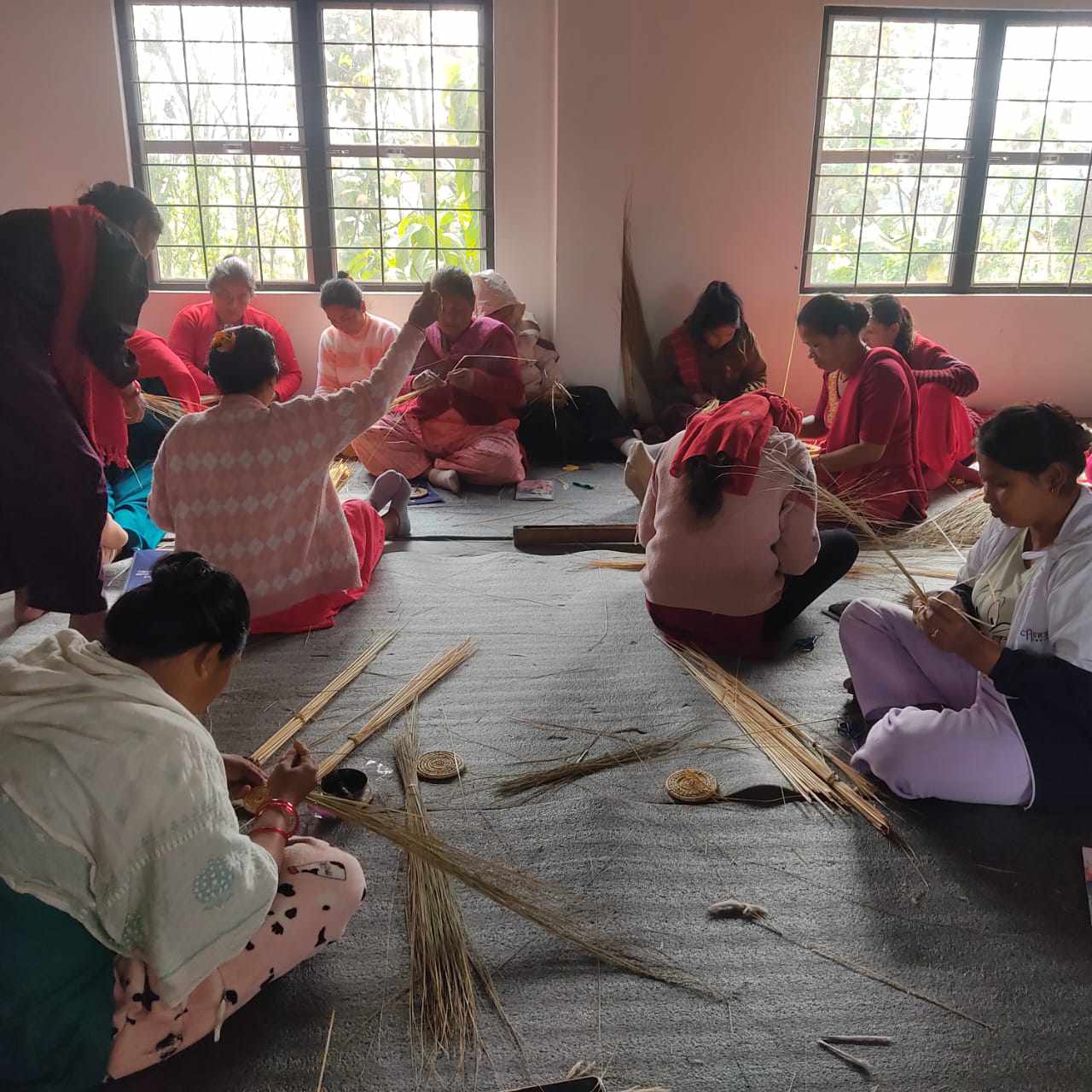 परम्परागत ढकिया बुन्न सिक्दै देवचुलीका थारू महिला