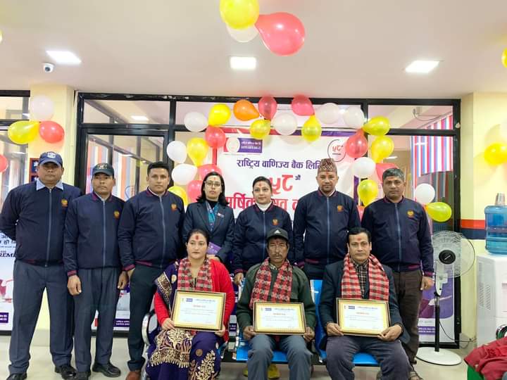 राष्ट्रिय वाणिज्य बैंक टाँगिकोट शाखाद्वारा सेवाग्राहीलाई सम्मान