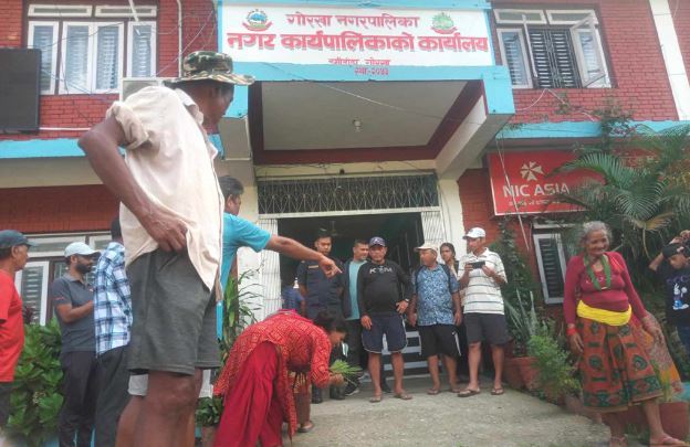 विरोध स्वरूप गोरखाका किसानले गरे नगरपालिका परिसरमै रोपाइँ