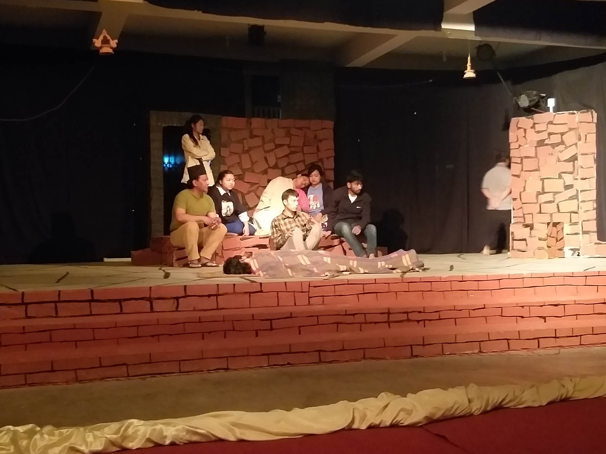 नवलपुरमा 'एक चिहान' नाटक मञ्चन : विद्यार्थीहरू भावुक 