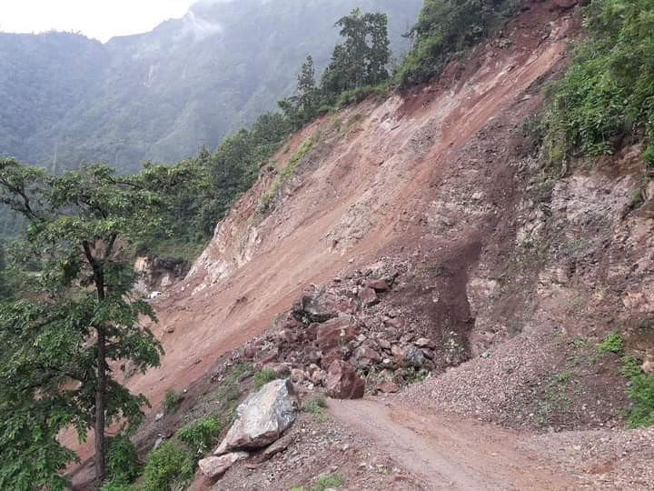 पहिरोले पृथ्वी राजमार्ग अवरुद्ध