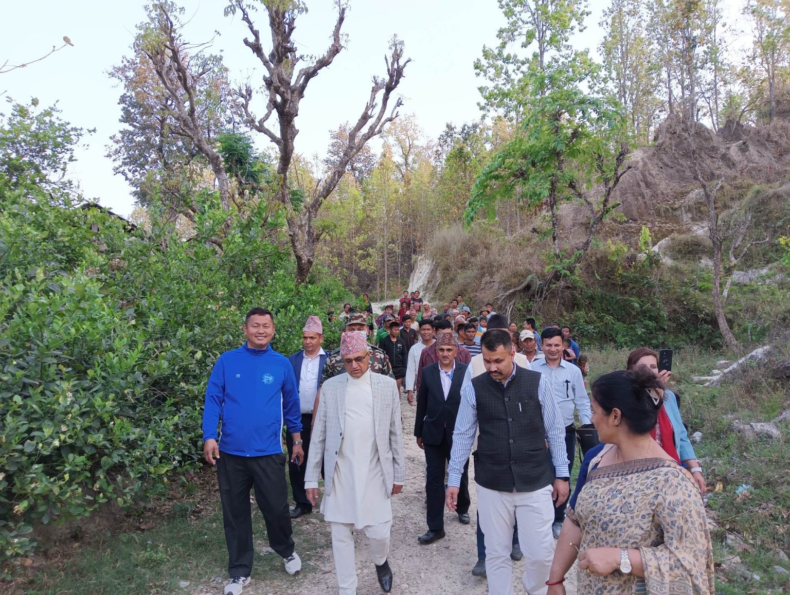 त्रिवेणी पुगेर मुख्यमन्त्री अधिकारीले भने, ‘ बाटो निर्माणमा कुनै समस्या छैन,अब काम सुरु हुन्छ’