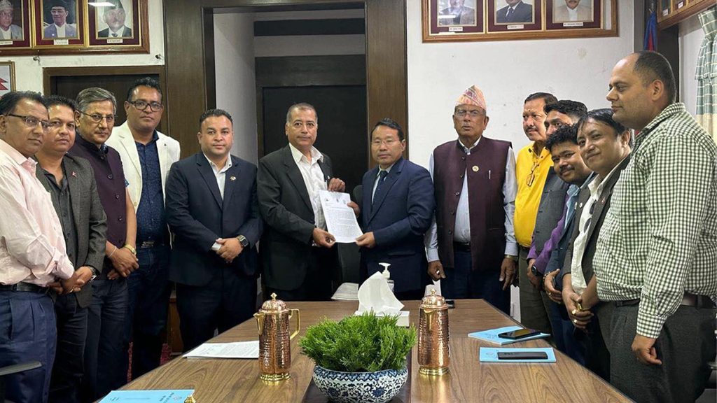 सुन आयातमा गरिएको भन्सार वृद्धि खारेज गर्न माग गर्दै अर्थमन्त्रीलाई ज्ञापन