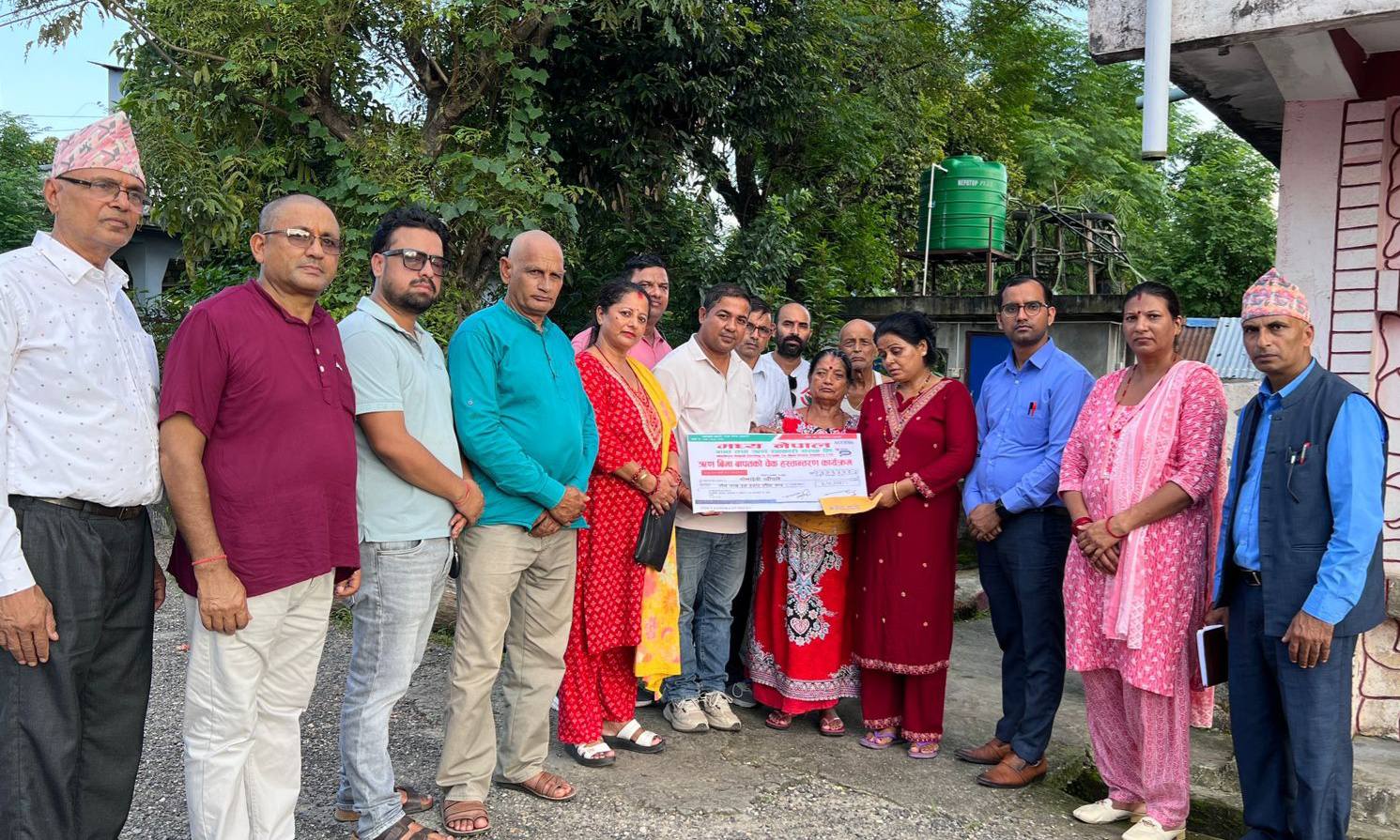 मध्य नेपाल साकोसद्वारा दिवंगत सदस्यको परिवारलाई बीमा बापतको रकम हस्तान्तरण