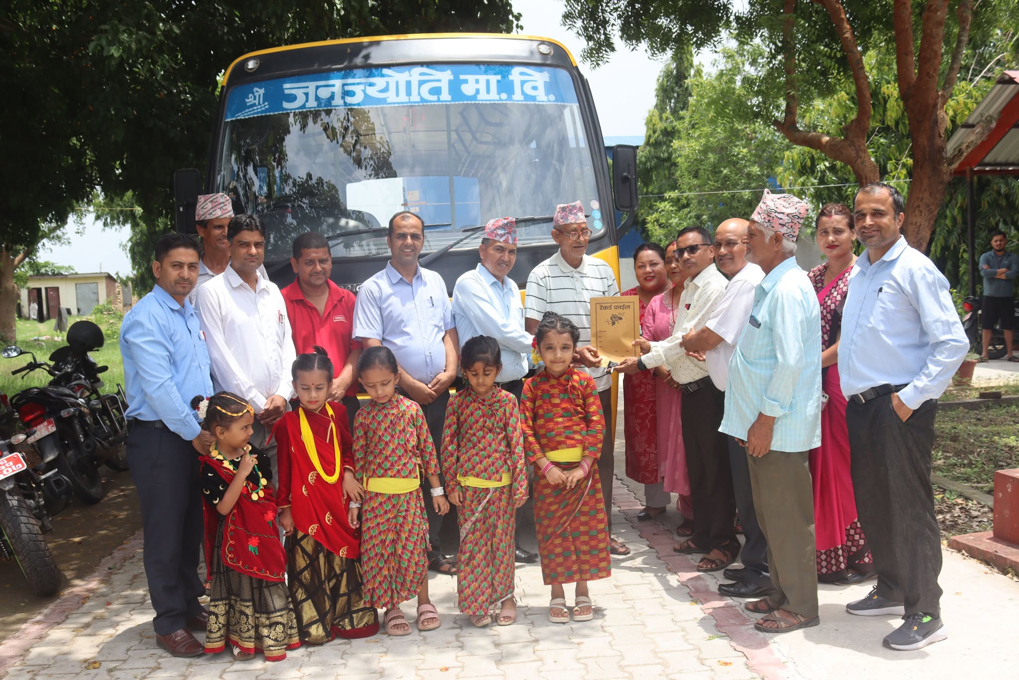 देवचुली १५ वडा कार्यालयले गर्‍यो जनज्योति माविलाई बस हस्तान्तरण