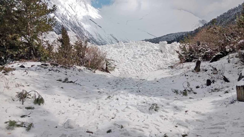 मनाङको ढुकुरपोखरीमा हिमपहिरो, आवतजावत गर्न जोखिम