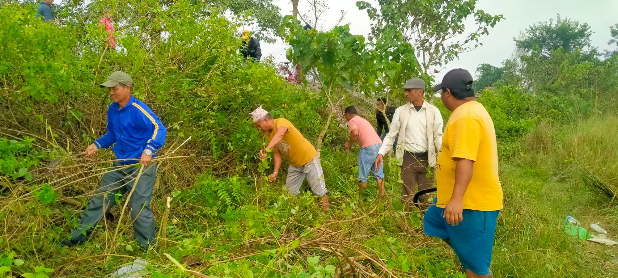 एकादशी मेलाको अवसरमा नारायणी दिव्यधाम परिसरमा सरसफाई
