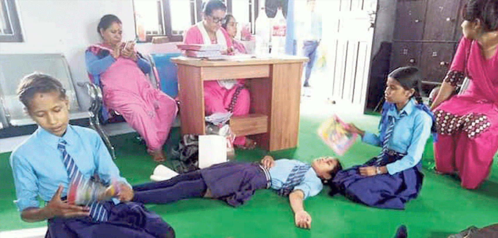 गर्मीका कारण  विद्यार्थी बेहोस, शिक्षिका मोबाईलमा ब्यस्त