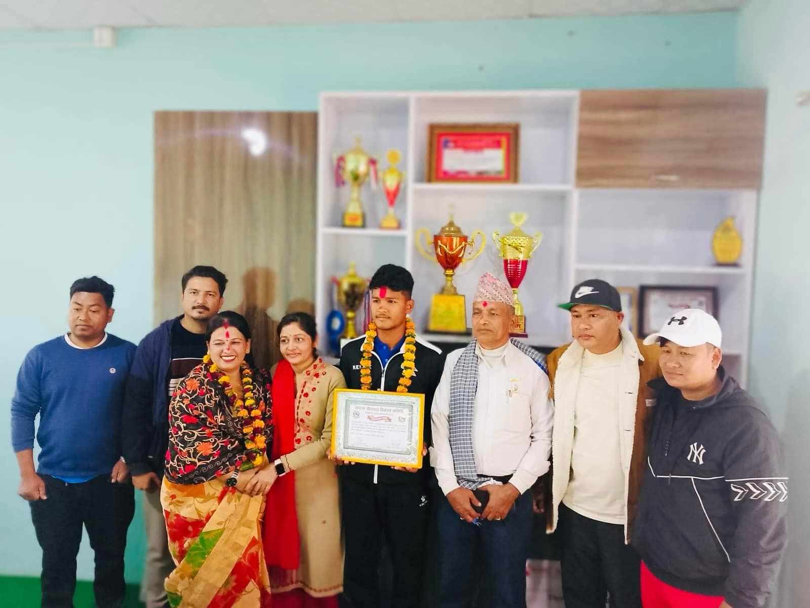 राष्ट्रिय यु - १९ क्रिकेट टिमका अप्रजित पौडेललाई देवचुली १७ मा सम्मान 