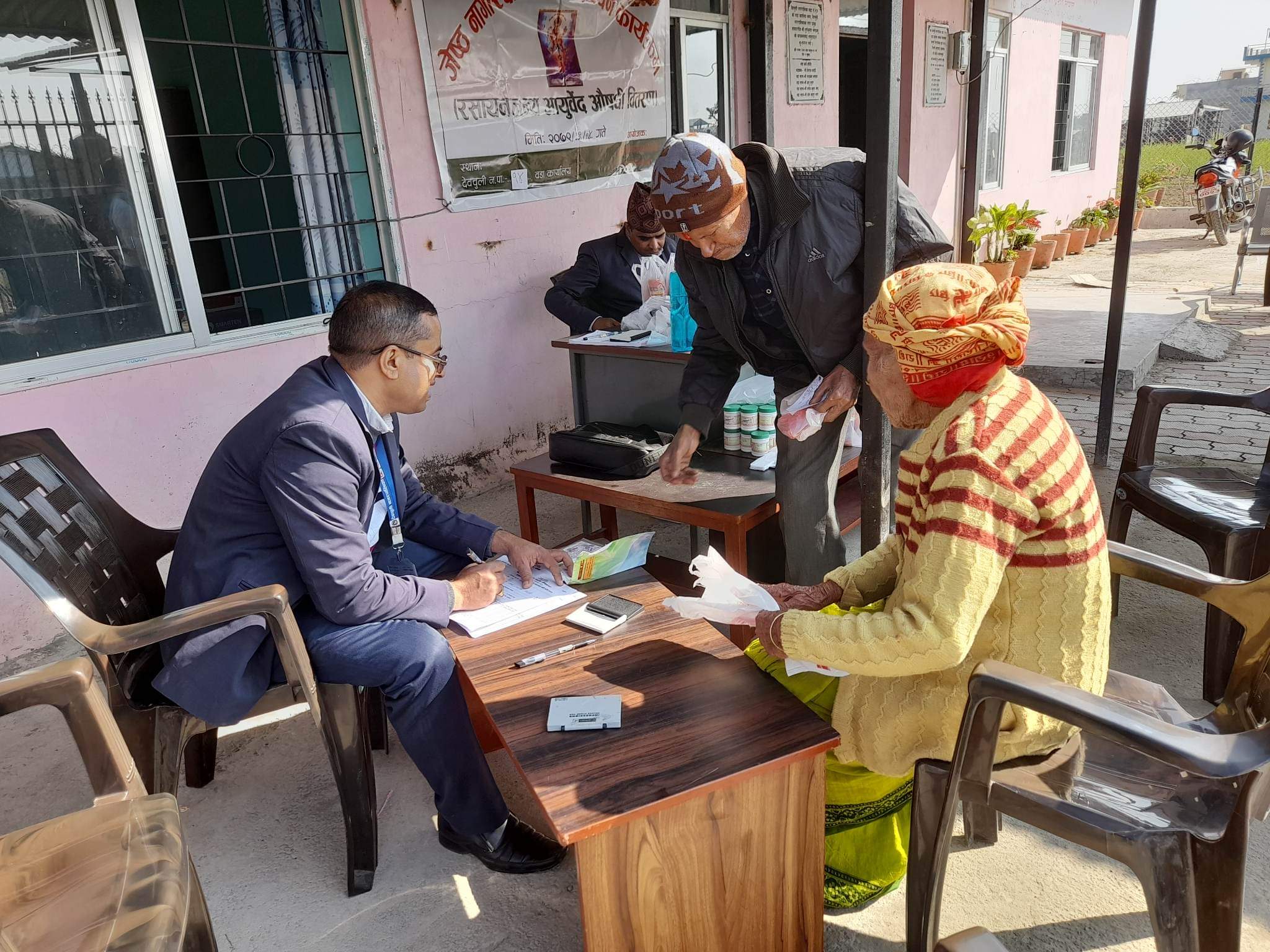 देवचुली १४ मा ज्येष्ठ नागरिकहरूलाई आयुर्वेदिक औषधी वितरण