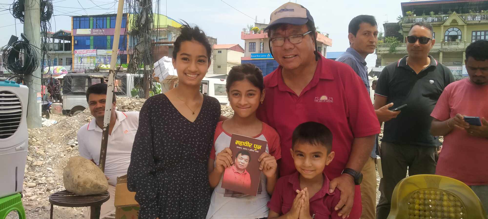 किताब बेच्दै देवचुली आइपुगे डा.महावीर पुन