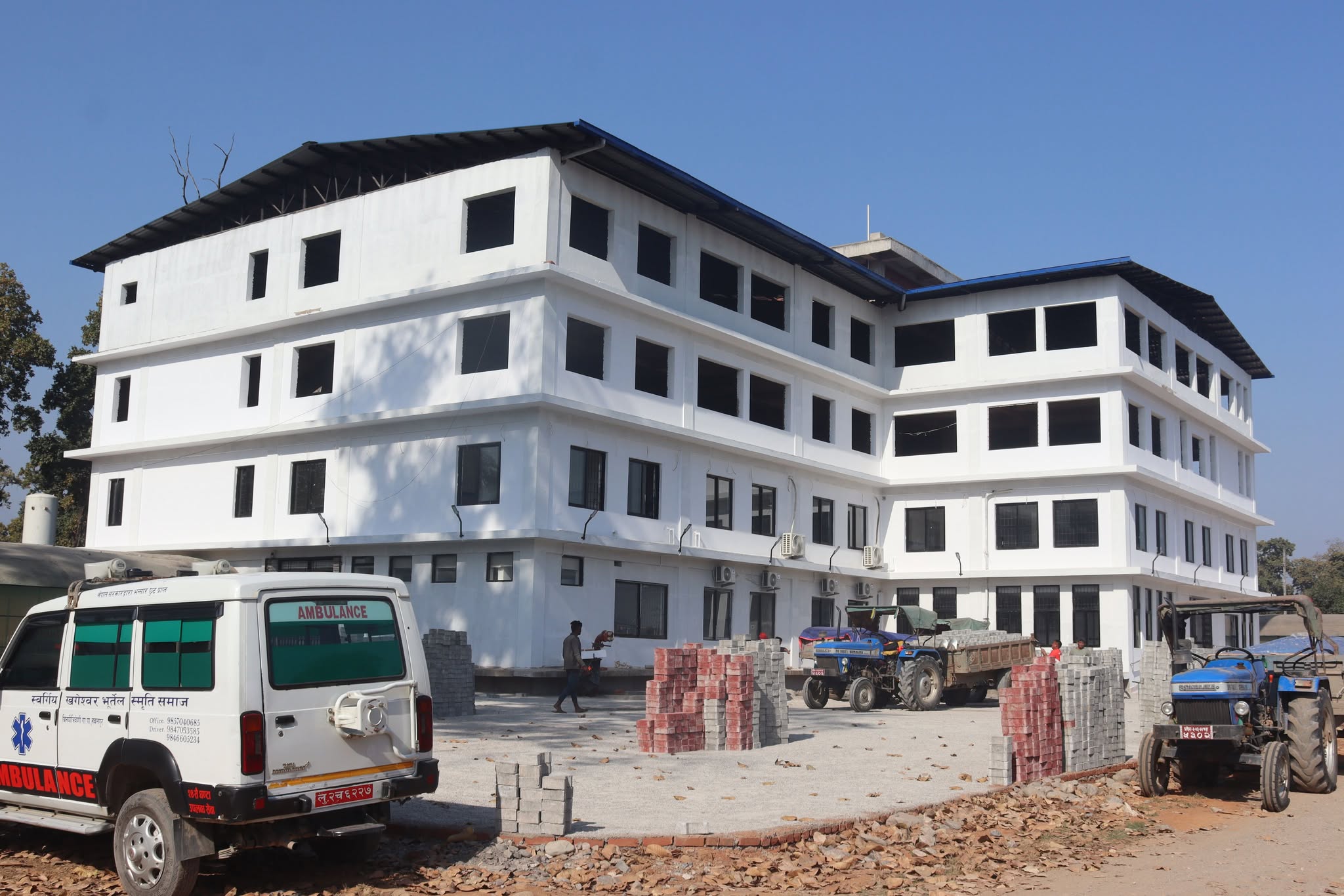 समस्याहरूका बावजुद नयाँ भवनबाट सेवा दिँदै मध्यबिन्दु प्रादेशिक अस्पताल