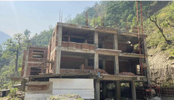 गोरखाको धार्चेमा प्रशासनिक भवन अलपत्र छाडेर ठेकेदार सम्पर्कविहीन