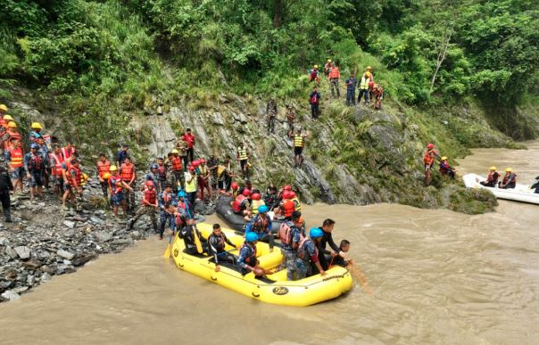 त्रिशूली नदीमा बेपत्ता बस र यात्रुहरूको ४० किलोमिटर तलसम्म खोजी गरिने