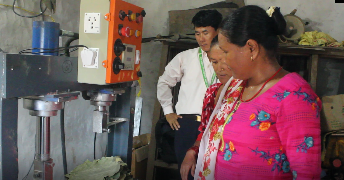 महिलाहरुको आर्थिक सशक्तिकरणका लागि दुना टपरी उद्योग संचालन