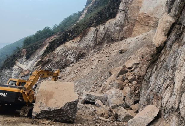 पहिरोले कालीगण्डकी करिडोर सडक अवरुद्ध