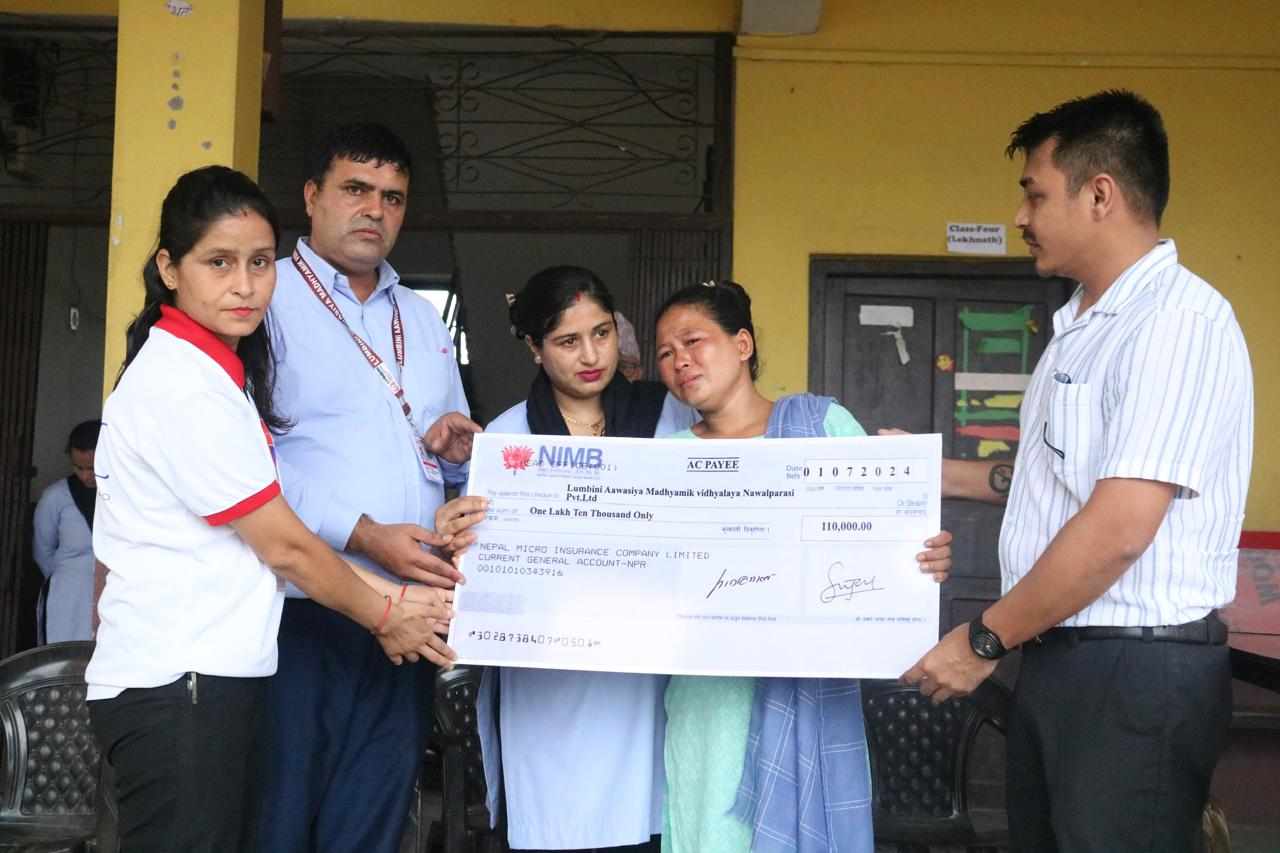 लुम्बिनी आवसीय माविद्वारा गेलाङ परिवारलाई दुर्घटना विमा बापतको रकम हस्तान्तरण