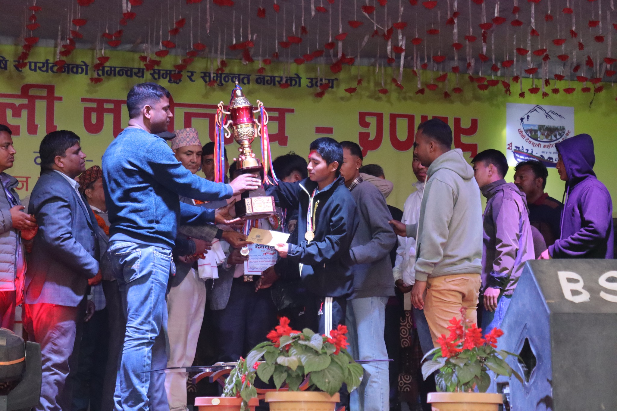 चौथो देवचुली महोत्सव : भलिबल प्रतियोगिताका बिजयी खेलाडीहरूलाई पुरस्कार वितरण 